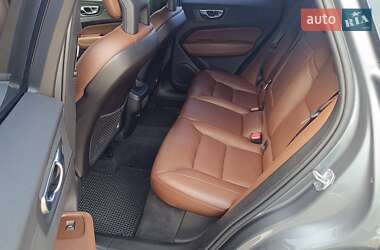 Внедорожник / Кроссовер Volvo XC60 2017 в 