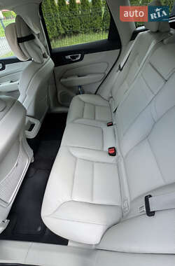 Внедорожник / Кроссовер Volvo XC60 2021 в 