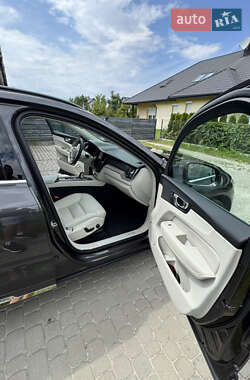 Внедорожник / Кроссовер Volvo XC60 2021 в 