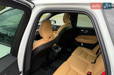 Позашляховик / Кросовер Volvo XC60 2024 в 