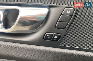 Внедорожник / Кроссовер Volvo XC60 2020 в 