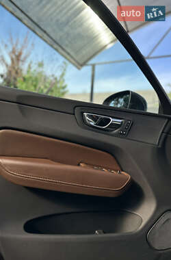 Внедорожник / Кроссовер Volvo XC60 2017 в 