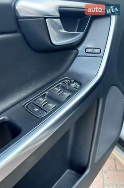 Внедорожник / Кроссовер Volvo XC60 2015 в 