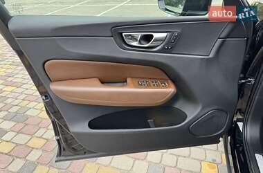 Внедорожник / Кроссовер Volvo XC60 2018 в 