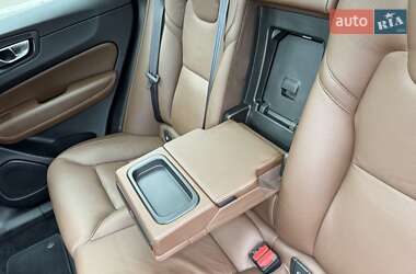Внедорожник / Кроссовер Volvo XC60 2018 в 