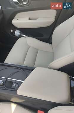 Внедорожник / Кроссовер Volvo XC60 2018 в 