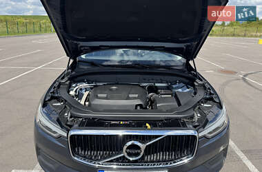 Внедорожник / Кроссовер Volvo XC60 2017 в 
