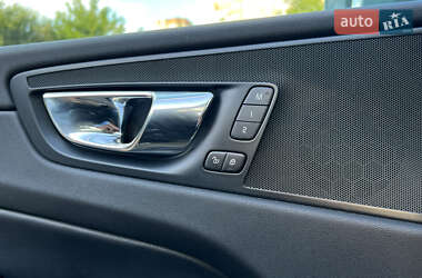 Внедорожник / Кроссовер Volvo XC60 2018 в 