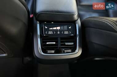 Внедорожник / Кроссовер Volvo XC60 2018 в 