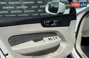 Внедорожник / Кроссовер Volvo XC60 2017 в 