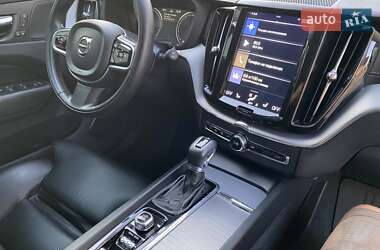 Внедорожник / Кроссовер Volvo XC60 2019 в 