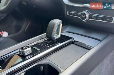 Внедорожник / Кроссовер Volvo XC60 2023 в 