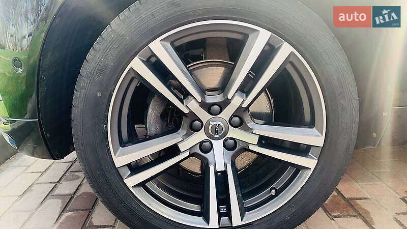 Внедорожник / Кроссовер Volvo XC60 2018 в Киеве