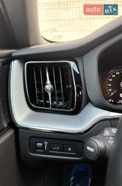 Внедорожник / Кроссовер Volvo XC60 2019 в 
