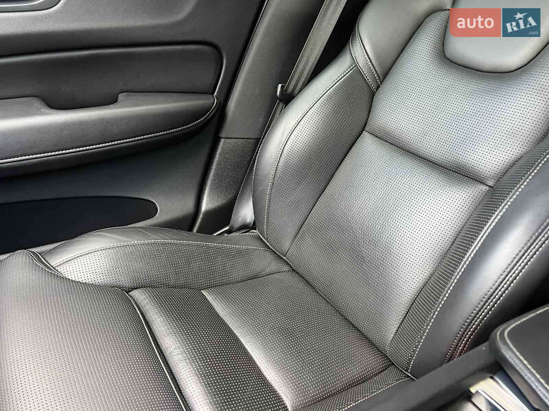 Внедорожник / Кроссовер Volvo XC60 2021 в Киеве