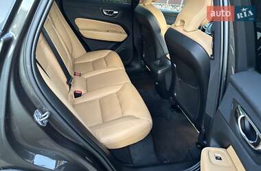 Внедорожник / Кроссовер Volvo XC60 2019 в 