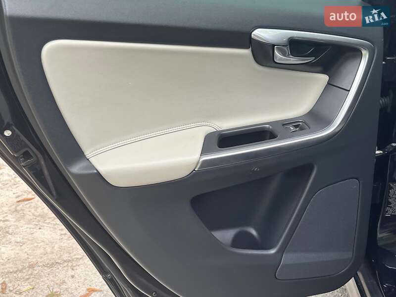 Внедорожник / Кроссовер Volvo XC60 2016 в Киеве