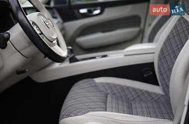 Внедорожник / Кроссовер Volvo XC60 2017 в 