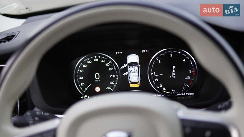 Внедорожник / Кроссовер Volvo XC60 2017 в Вараше