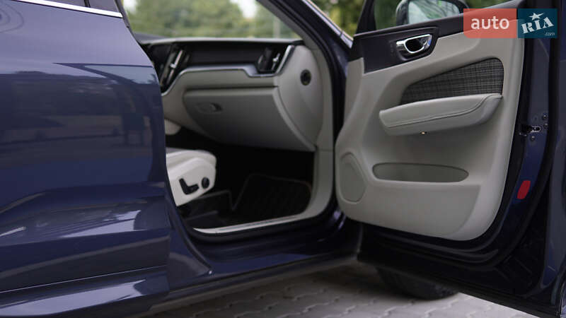 Внедорожник / Кроссовер Volvo XC60 2017 в Вараше