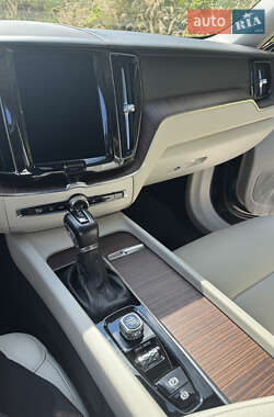 Внедорожник / Кроссовер Volvo XC60 2020 в 