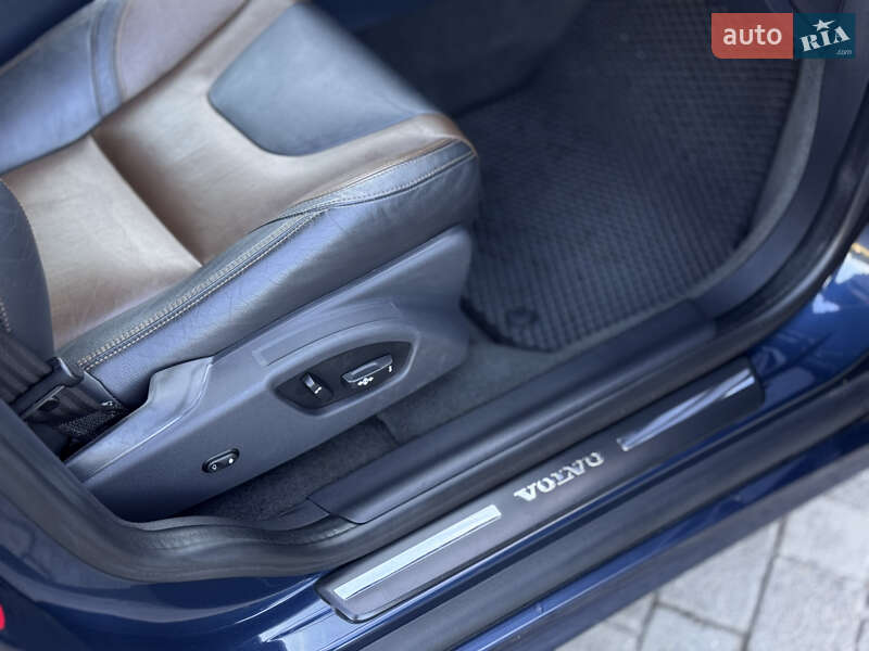 Внедорожник / Кроссовер Volvo XC60 2015 в Сарнах