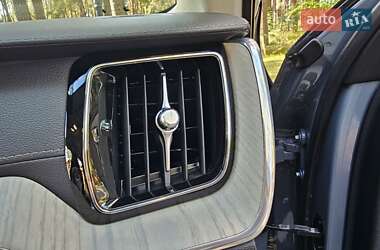 Внедорожник / Кроссовер Volvo XC60 2021 в 