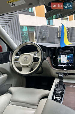 Внедорожник / Кроссовер Volvo XC60 2018 в 