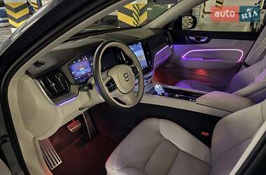 Позашляховик / Кросовер Volvo XC60 2023 в 