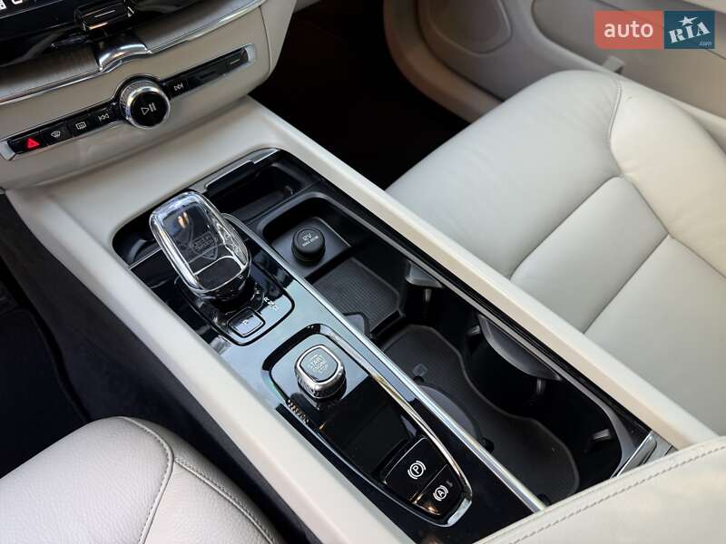 Внедорожник / Кроссовер Volvo XC60 2023 в Киеве