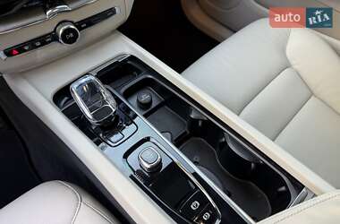 Позашляховик / Кросовер Volvo XC60 2023 в 