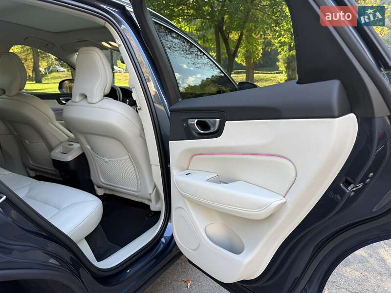 Внедорожник / Кроссовер Volvo XC60 2023 в Киеве
