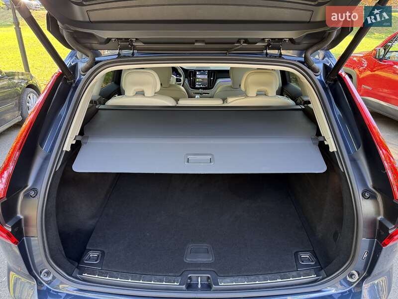 Внедорожник / Кроссовер Volvo XC60 2023 в Киеве