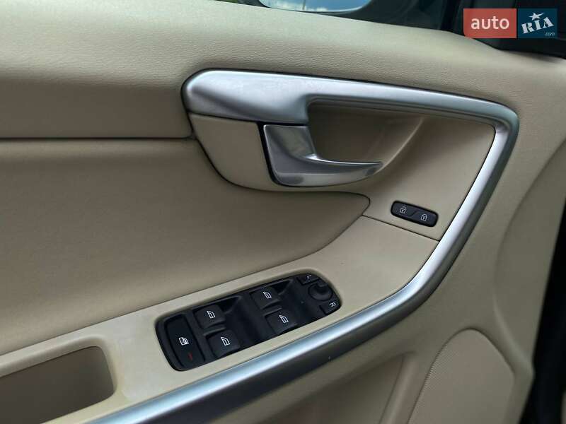 Внедорожник / Кроссовер Volvo XC60 2011 в Киеве