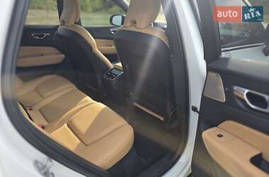 Внедорожник / Кроссовер Volvo XC60 2023 в 