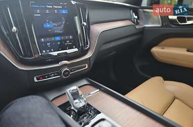 Внедорожник / Кроссовер Volvo XC60 2023 в 