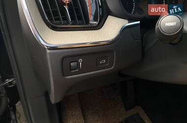 Внедорожник / Кроссовер Volvo XC60 2019 в 