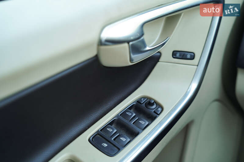 Внедорожник / Кроссовер Volvo XC60 2012 в Черновцах