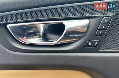 Внедорожник / Кроссовер Volvo XC60 2018 в 