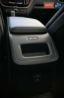 Внедорожник / Кроссовер Volvo XC60 2023 в 