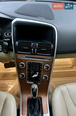 Внедорожник / Кроссовер Volvo XC60 2015 в 