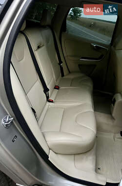 Внедорожник / Кроссовер Volvo XC60 2015 в 