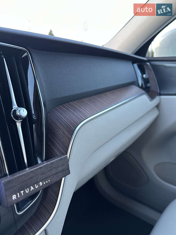 Позашляховик / Кросовер Volvo XC60 2022 в Львові