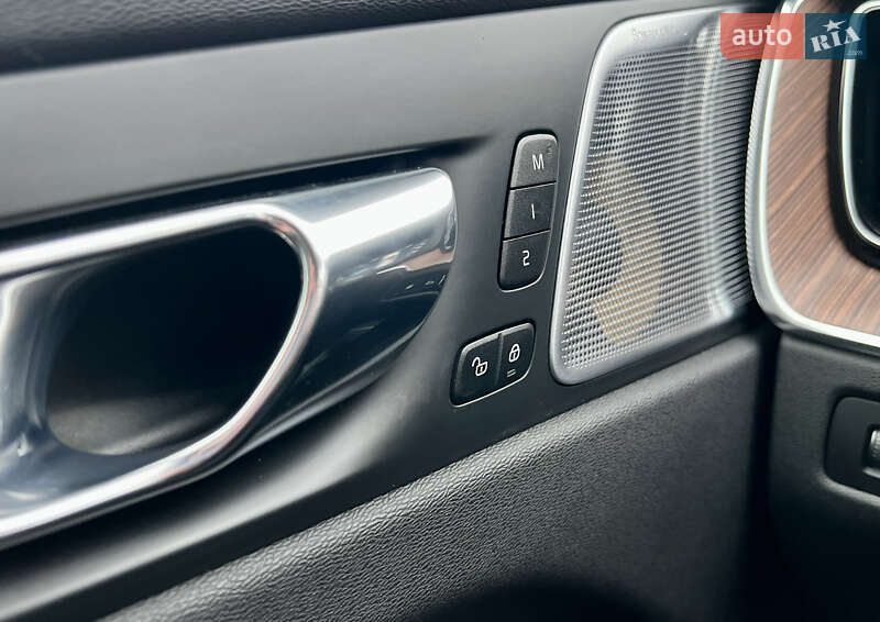 Внедорожник / Кроссовер Volvo XC60 2019 в Киеве