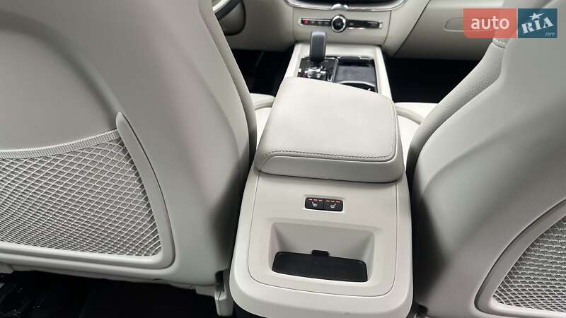 Внедорожник / Кроссовер Volvo XC60 2023 в Киеве