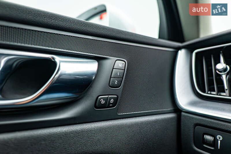 Внедорожник / Кроссовер Volvo XC60 2021 в Киеве