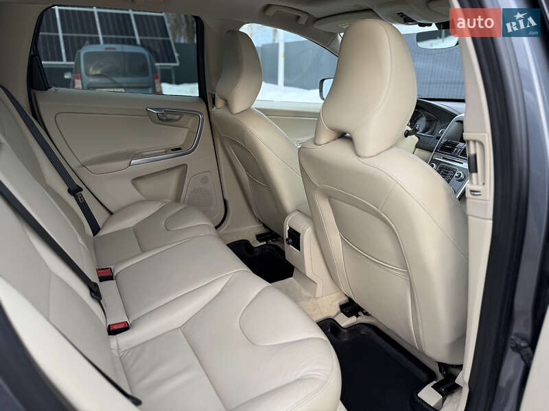 Внедорожник / Кроссовер Volvo XC60 2015 в Владимире