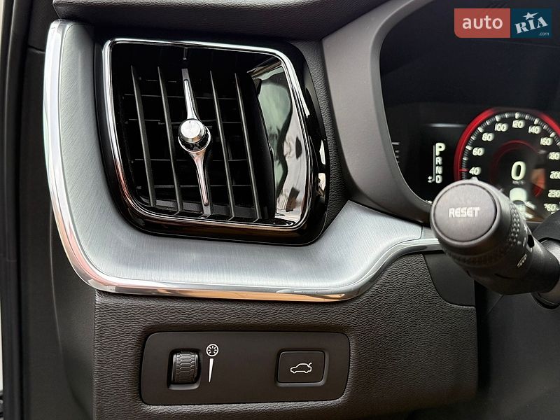 Внедорожник / Кроссовер Volvo XC60 2019 в Ровно