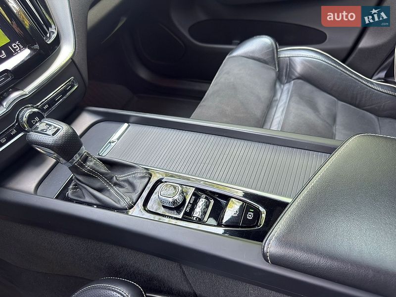 Внедорожник / Кроссовер Volvo XC60 2017 в Киеве