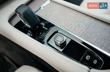 Внедорожник / Кроссовер Volvo XC90 2022 в 